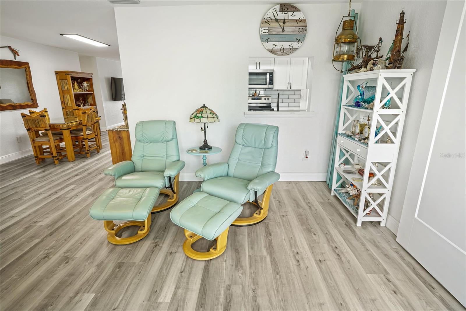 17-Family room pass thru to kitchen