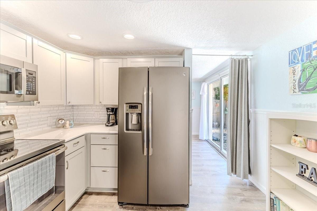 Shaker Cabinets & Stainless Steel Appliances