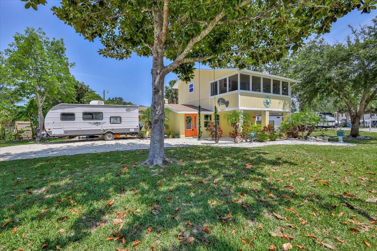 Enough Room for Guests, Family .. both Parking & Inside..