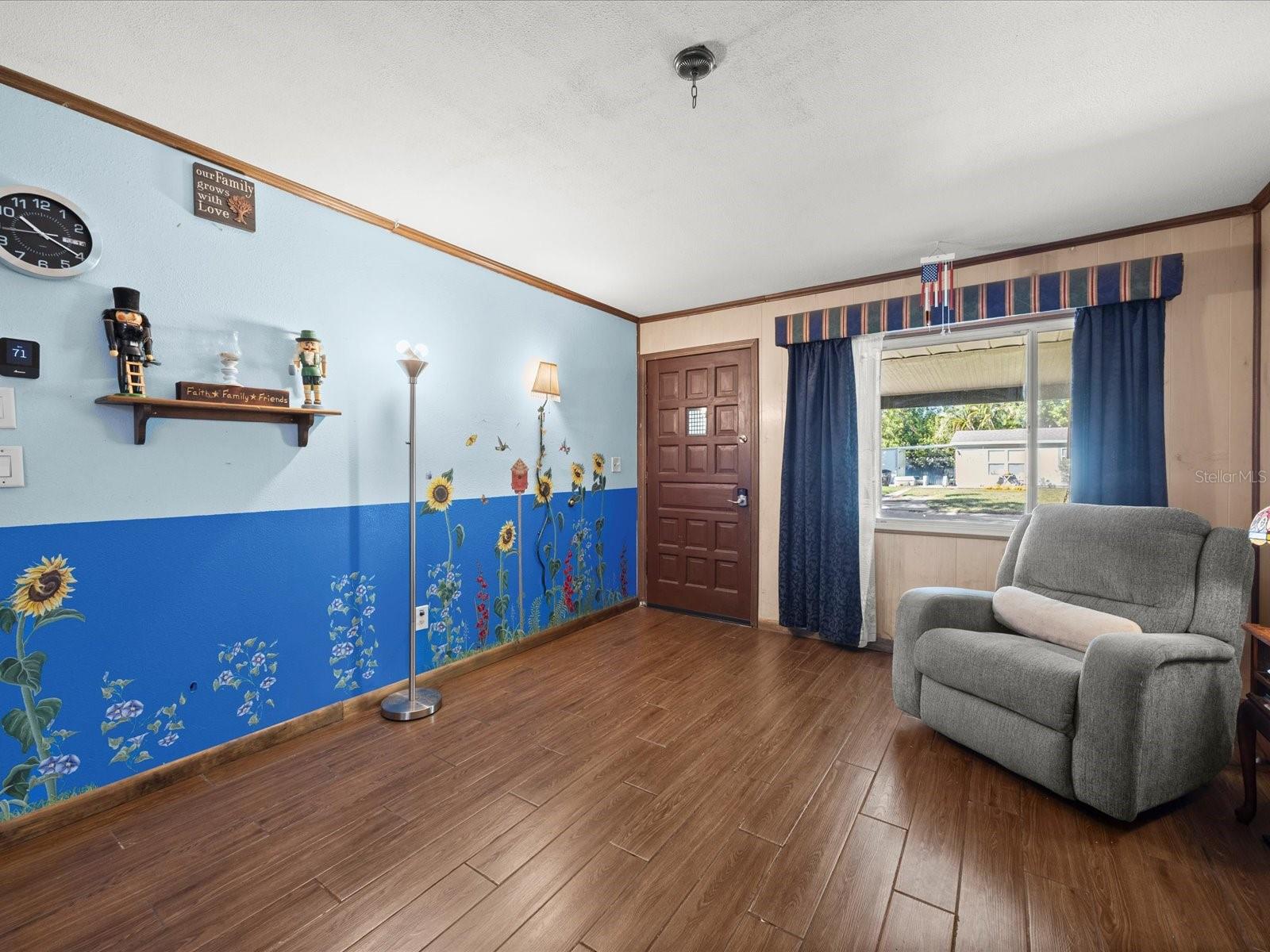 Living Room/Entrance