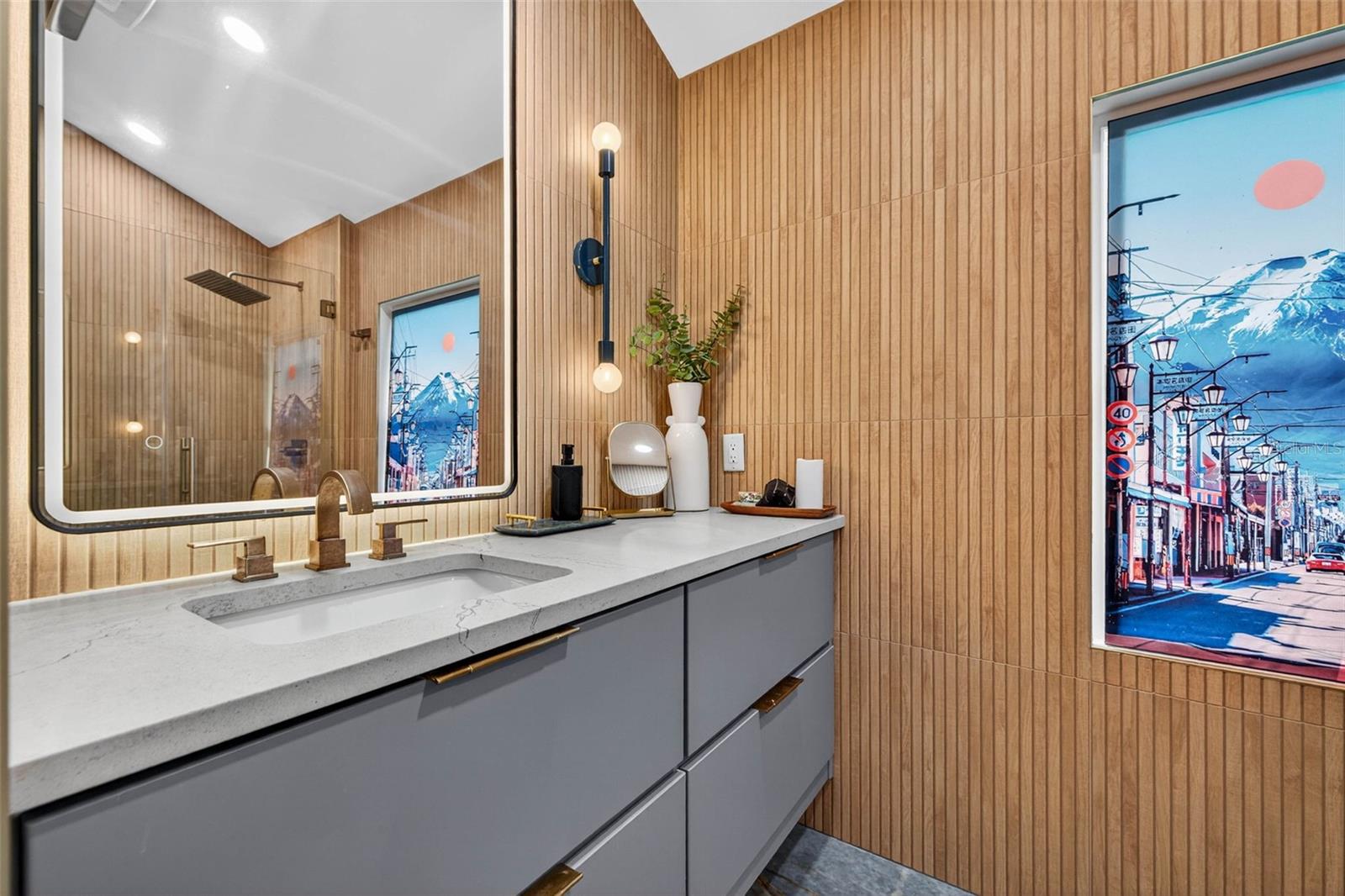 Primary En suite bath