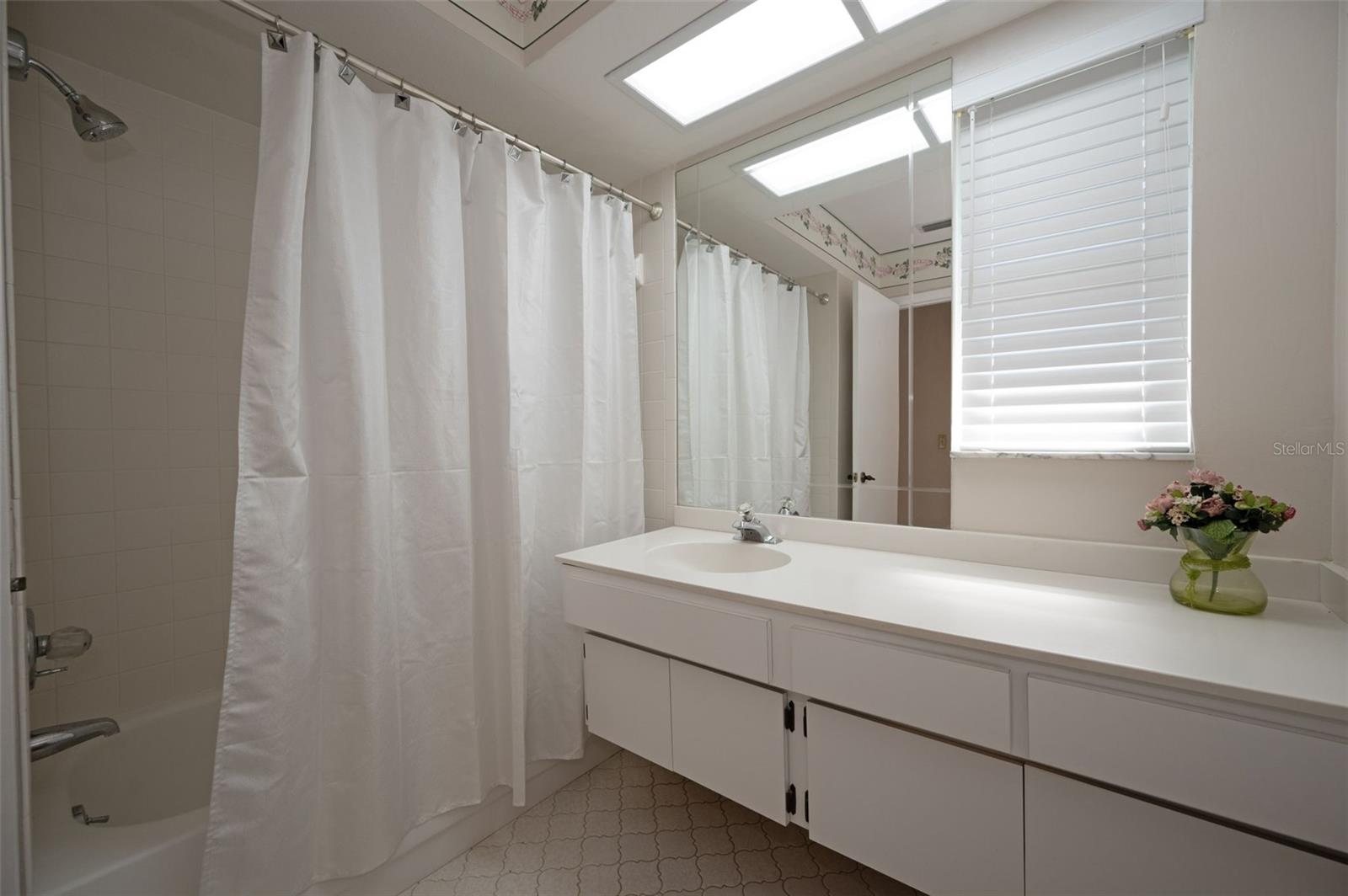 Bathroom 2 with Tub/Shower
