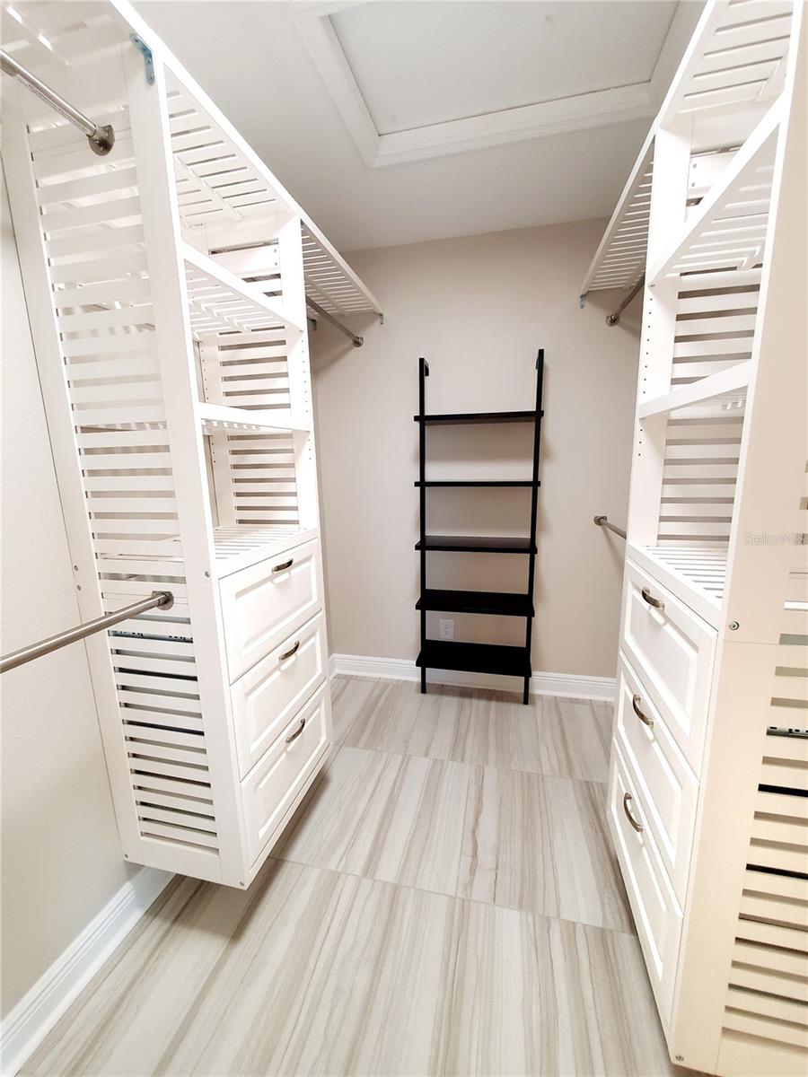 WALK-IN CLOSET