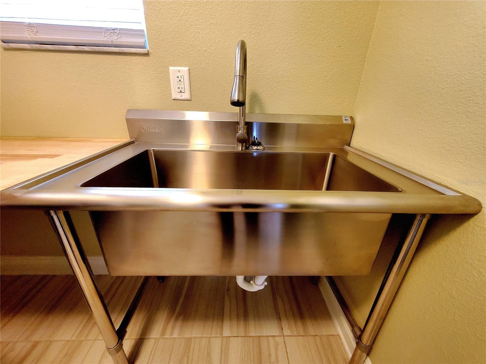 STAINLESS STEEL UTILITY SINK