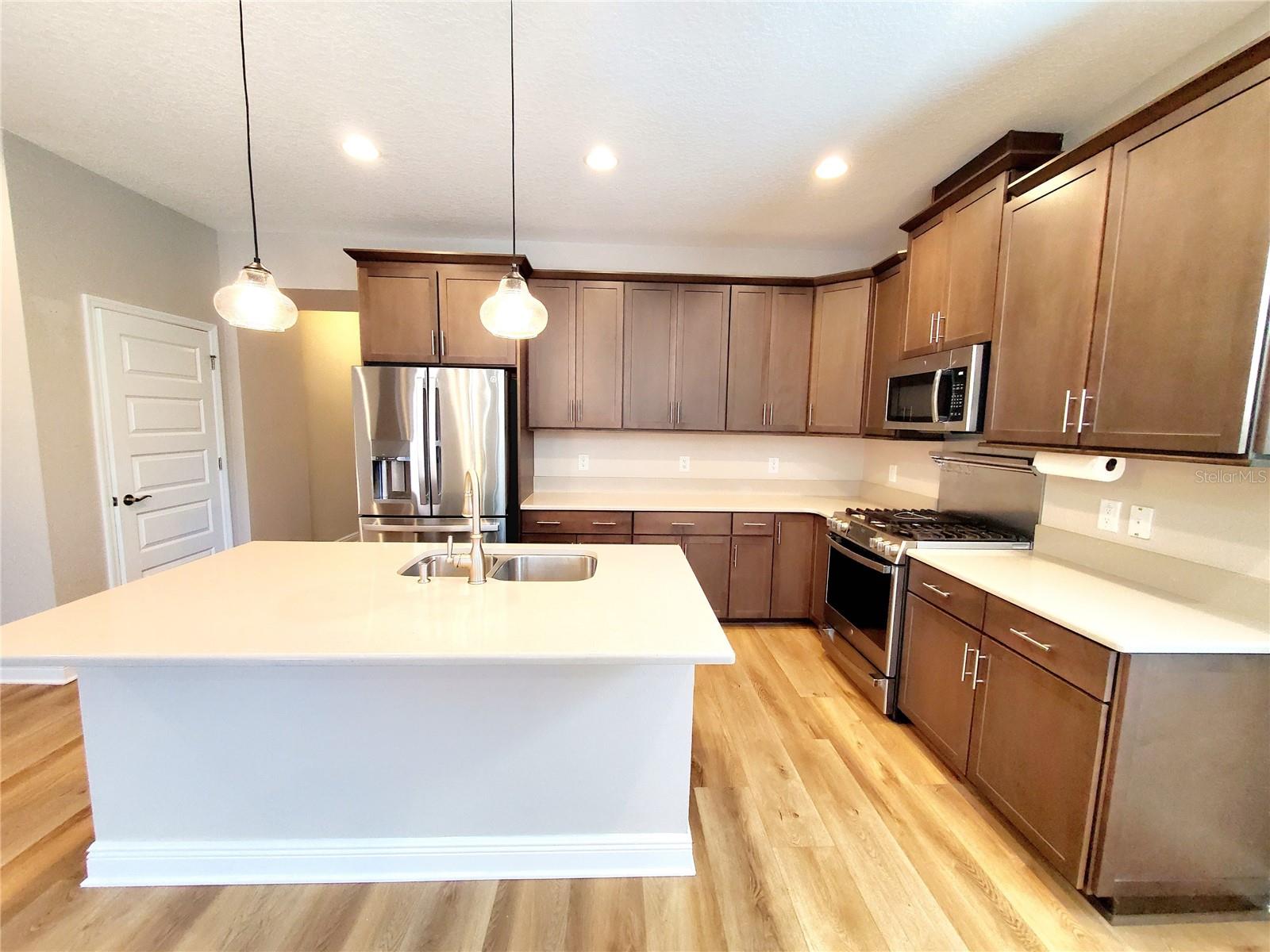 ISLAND KITCHEN