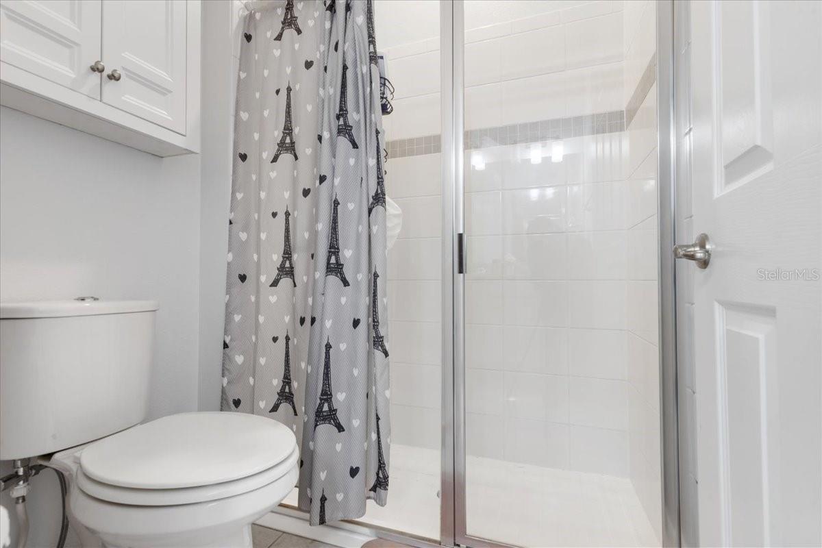 Bathroom 1 w/standing shower