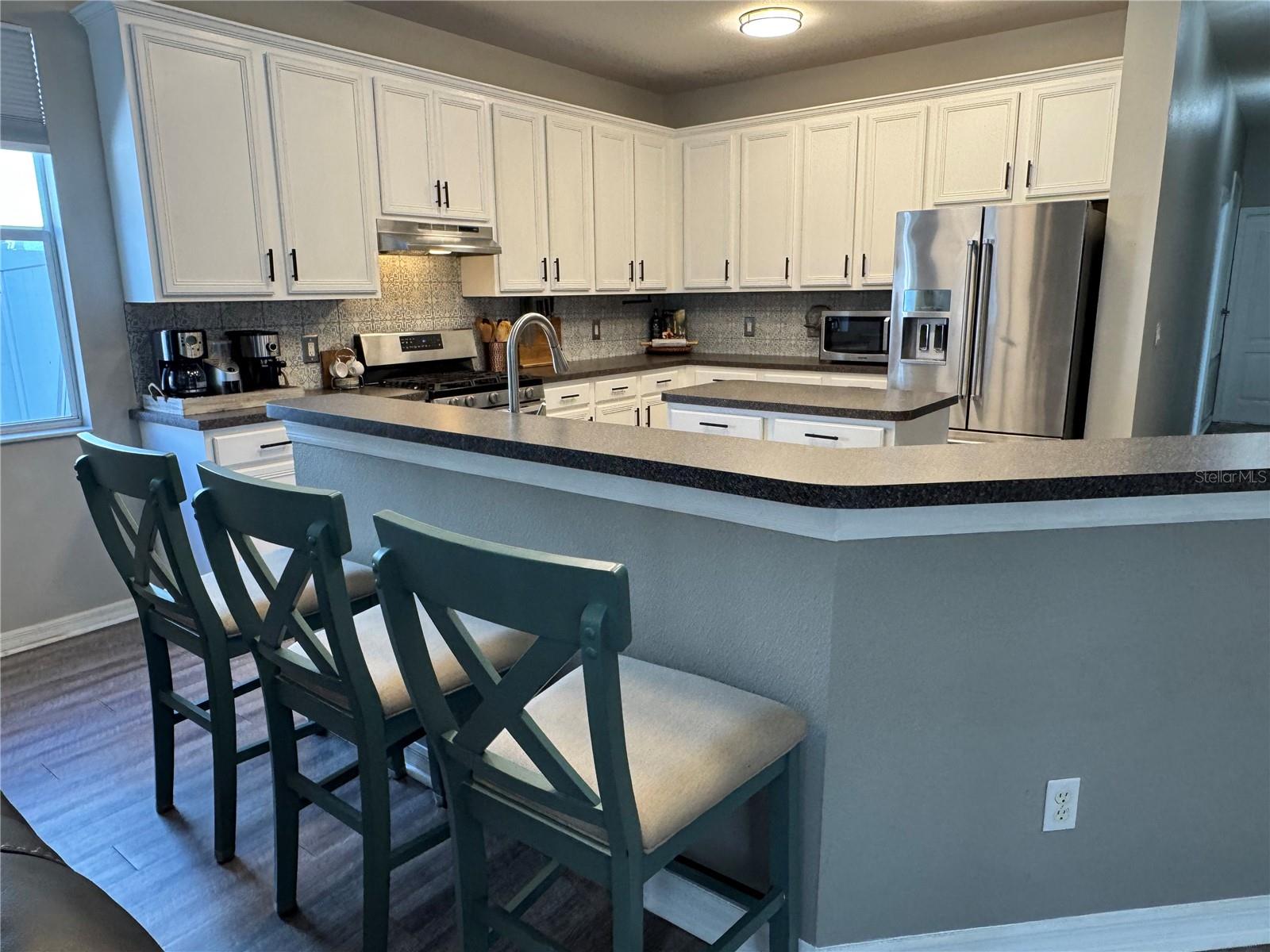 Kitchen peninsula stool seating