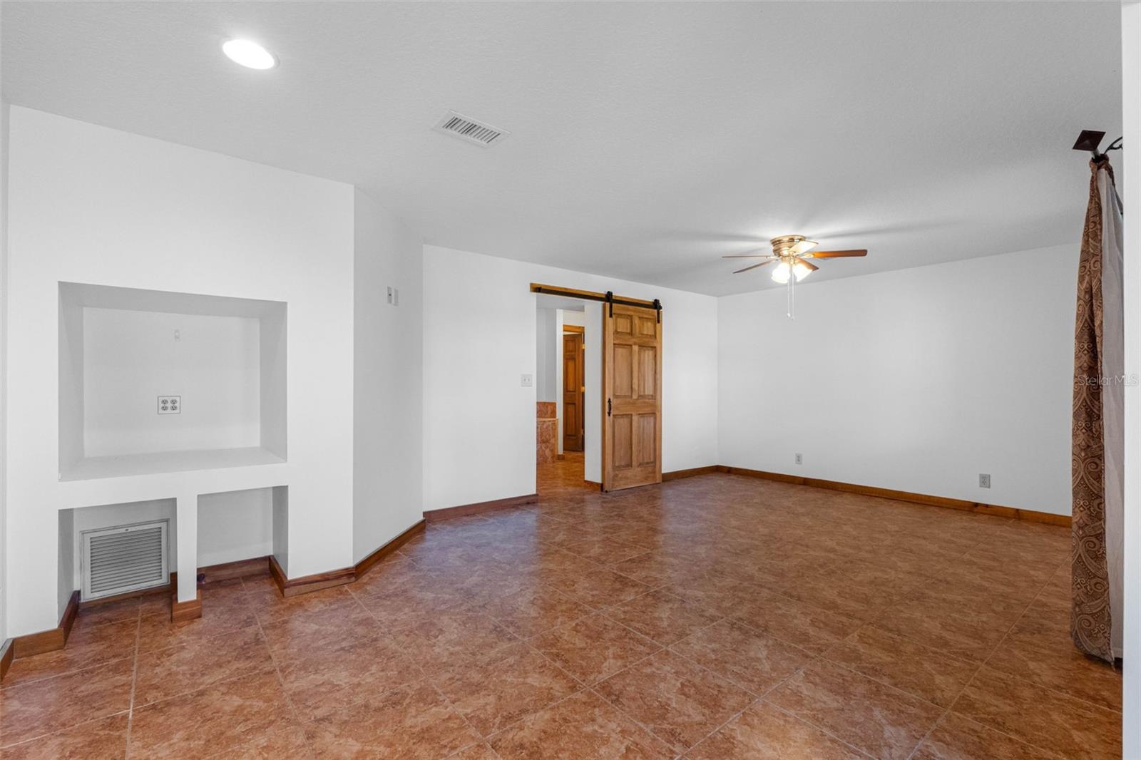 1st floor Living Room or Primary Bedroom #211401 Thonotosassa Rd, Thonotosassa, FL