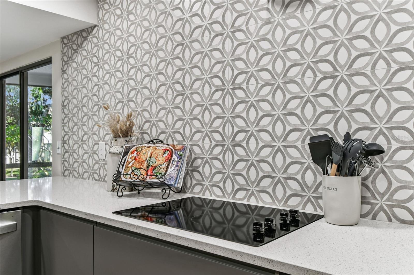 (*RANGE HOOD TO BE INSTALLED PRIOR TO CLOSING*)