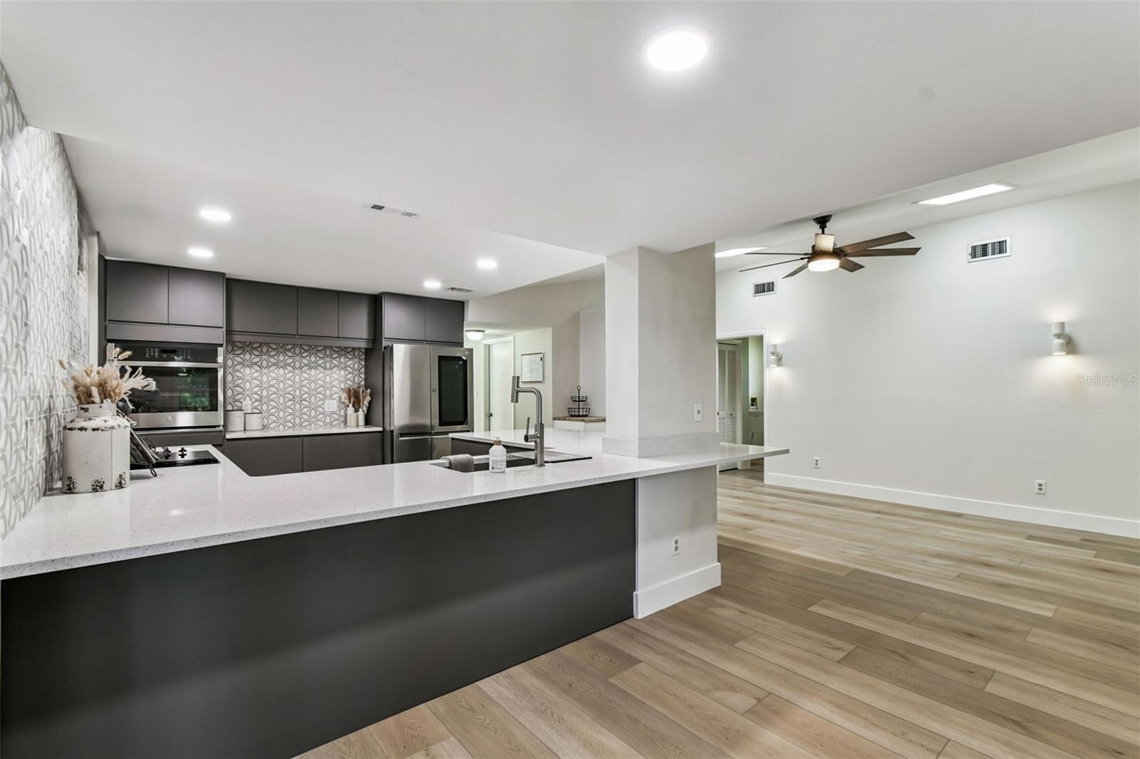 KITCHEN WITH WRAP AROUND PENINSULA