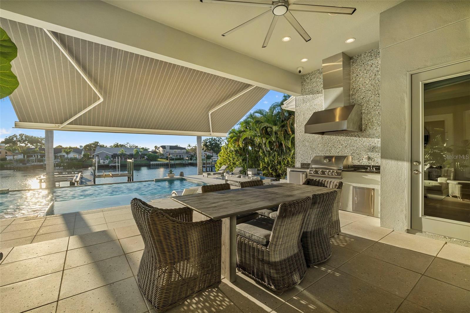 Retractible awning on lanai