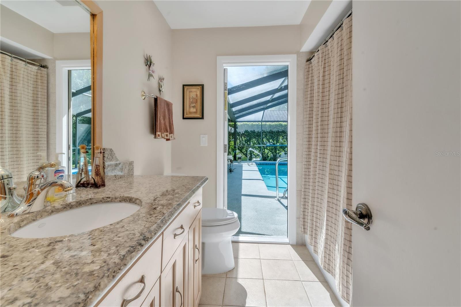 secondary/pool bath