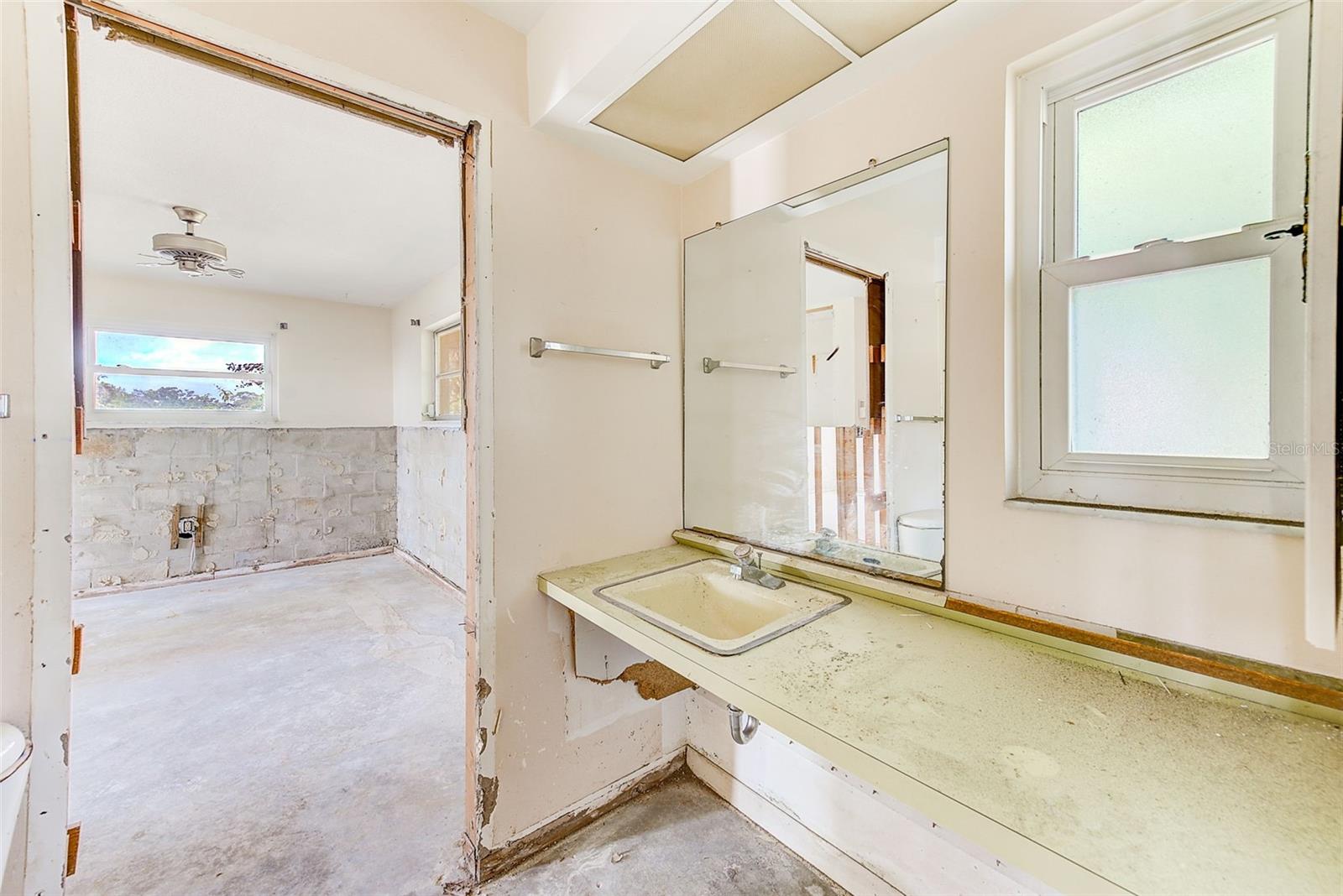 Jack & Jill bathroom - Bedrooms 2 and 3