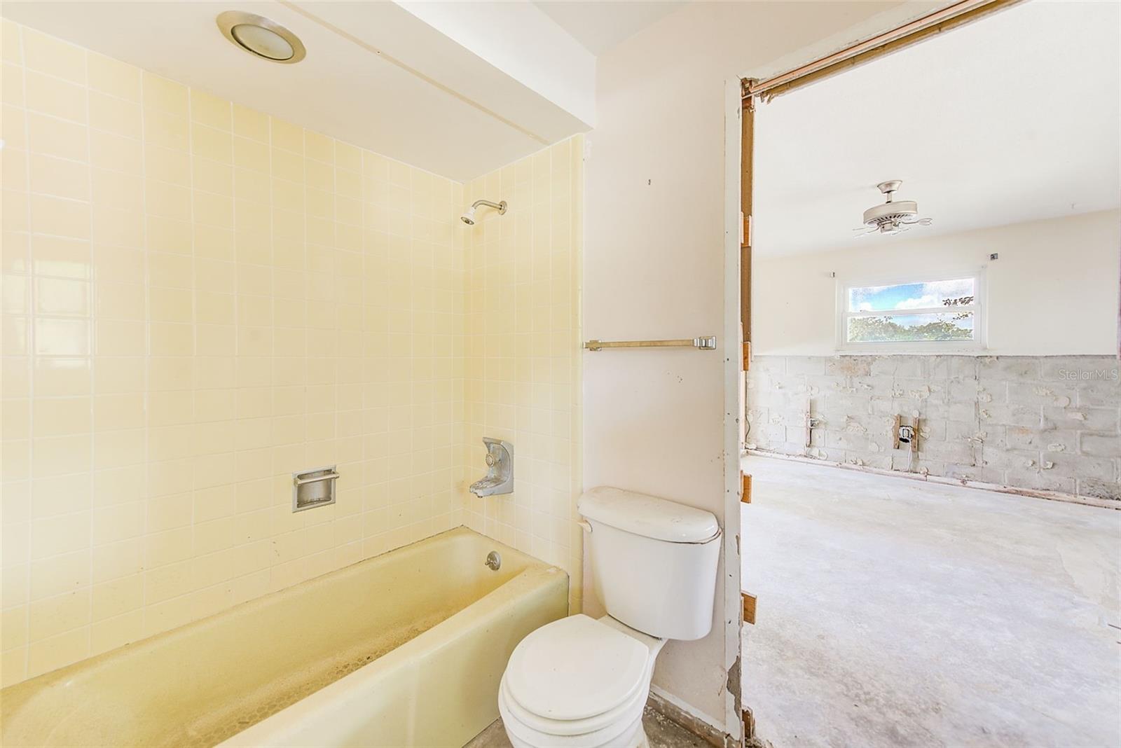 Jack & Jill bathroom - Bedrooms 2 and 3