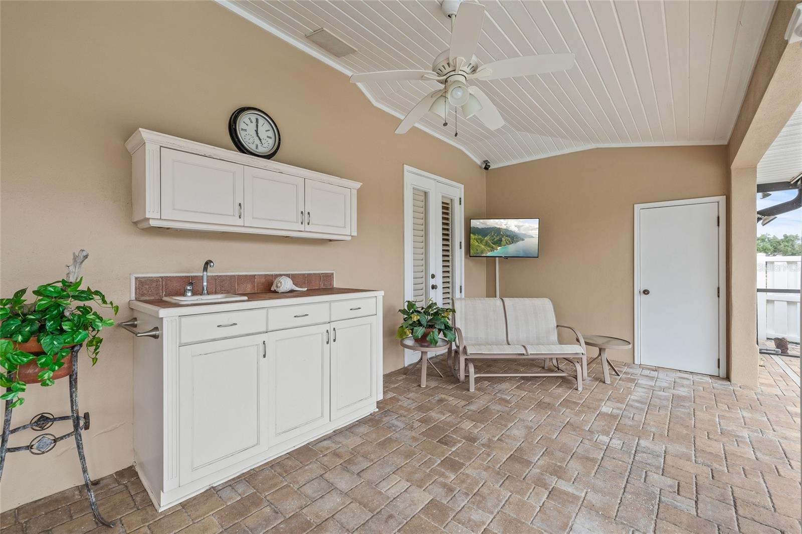 Exterior wet bar and pool bath located behind the white door.
