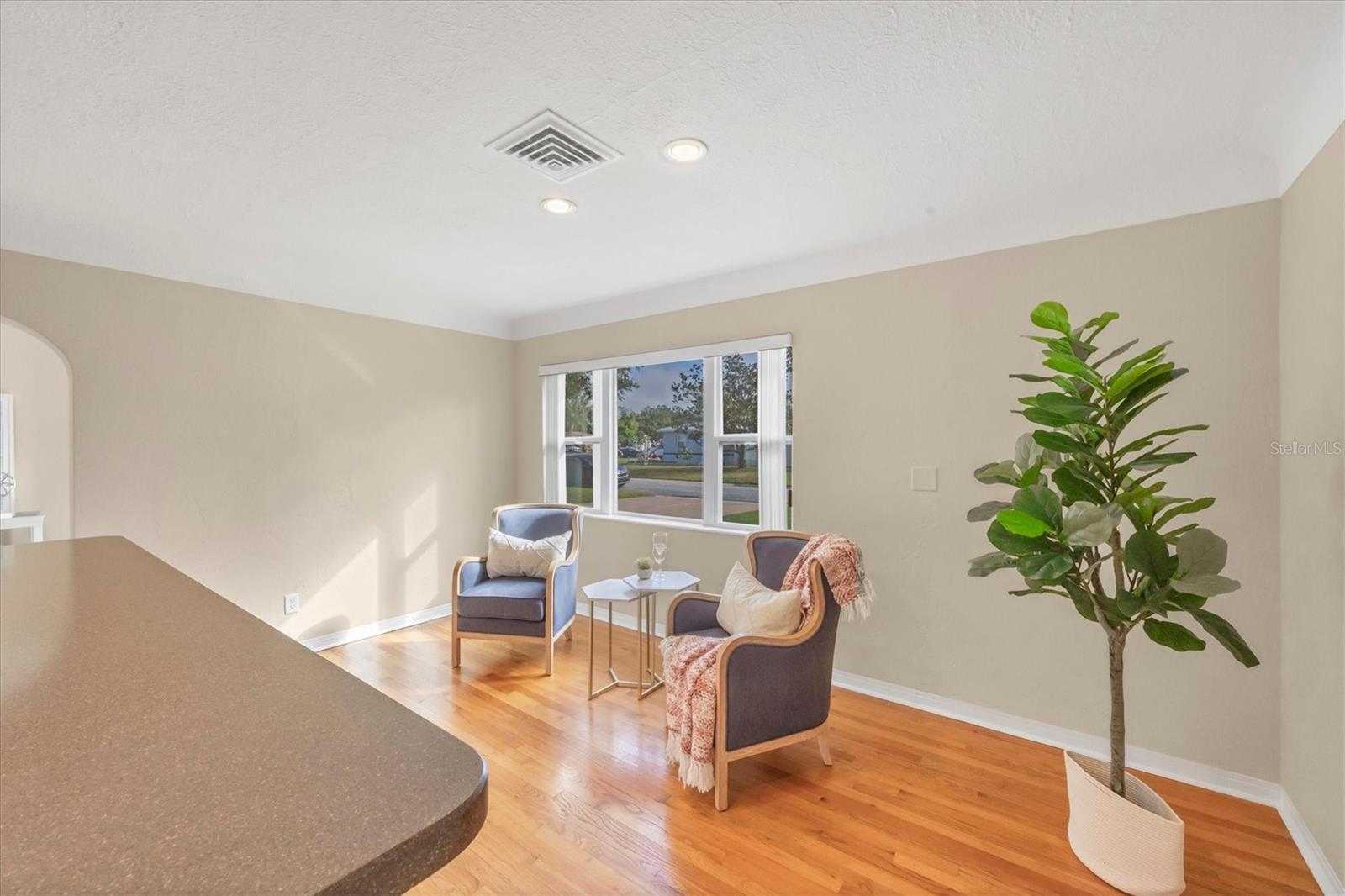 Dining room or flex (sitting) room area