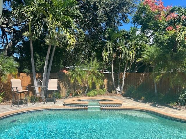 Pool w/ Spill Over Spa
