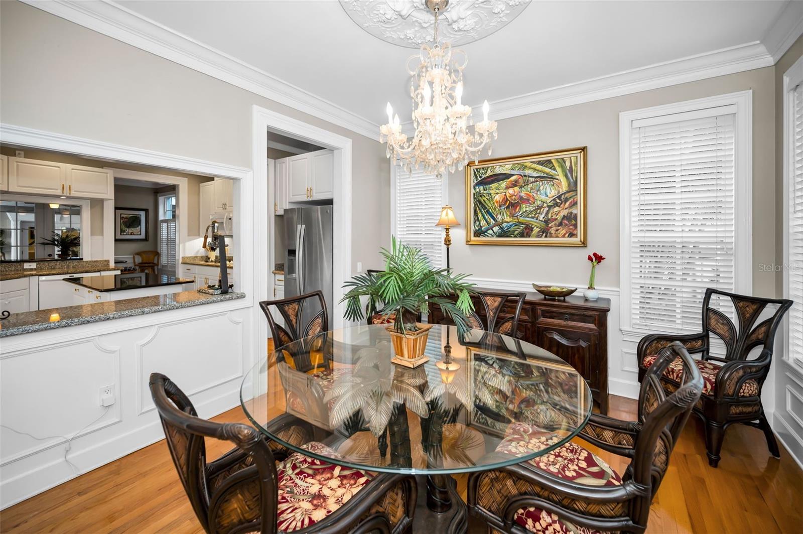 Pass Thorugh to Kitchen