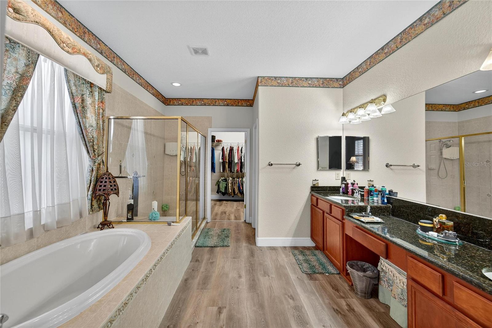 Primary en-suite bathroom