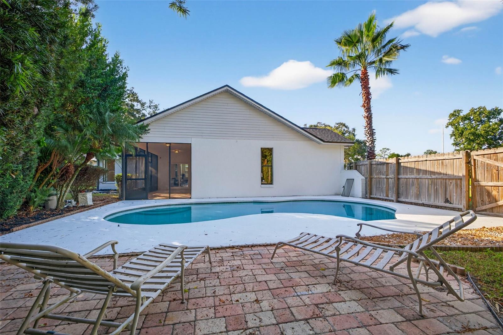Sparkling Pool with New Pump and Transformer