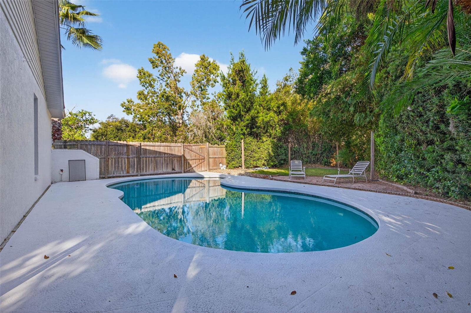 Sparkling Pool with New Pump and Transformer
