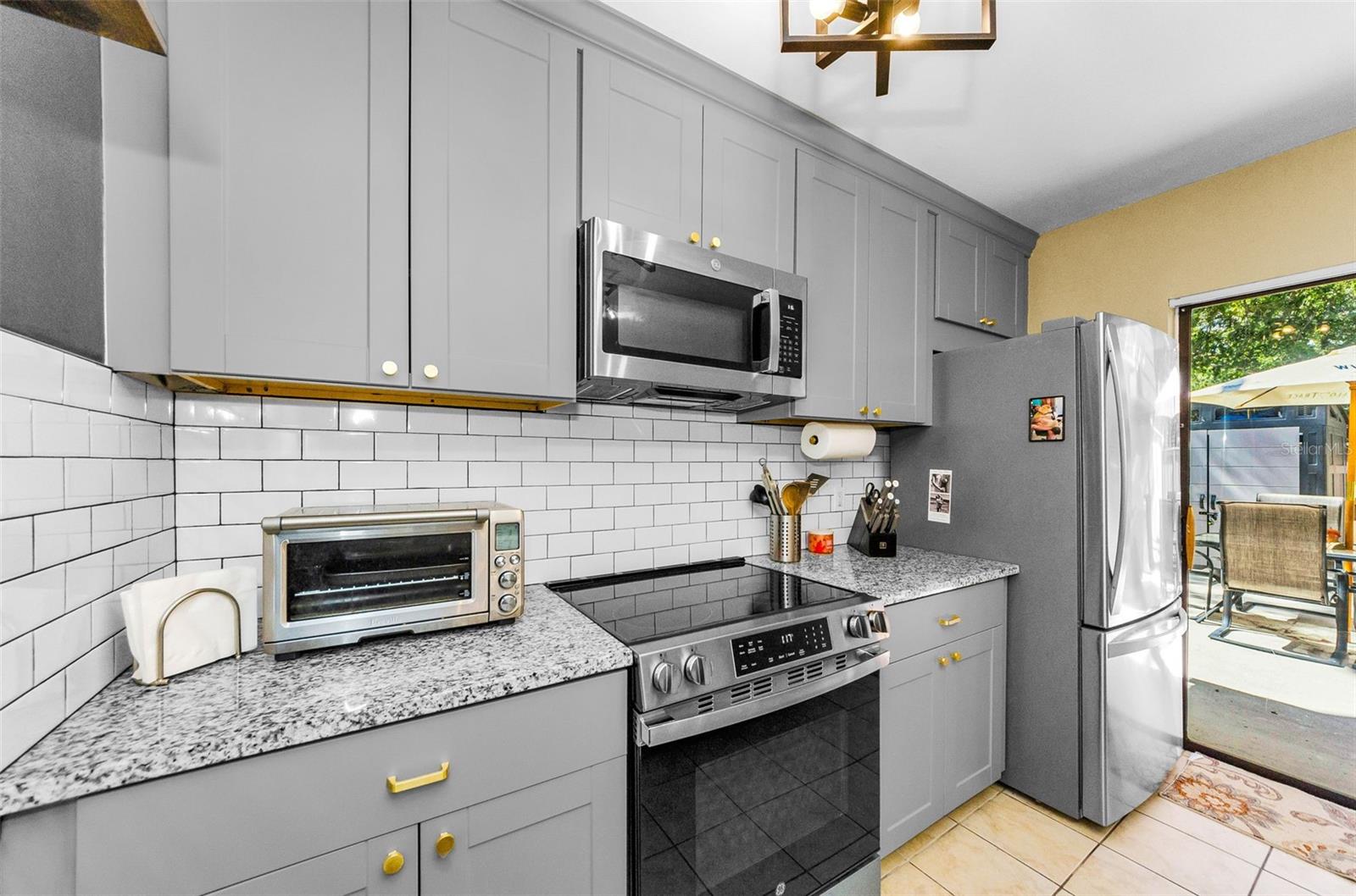 Let us not forget to mention the granite countertops!