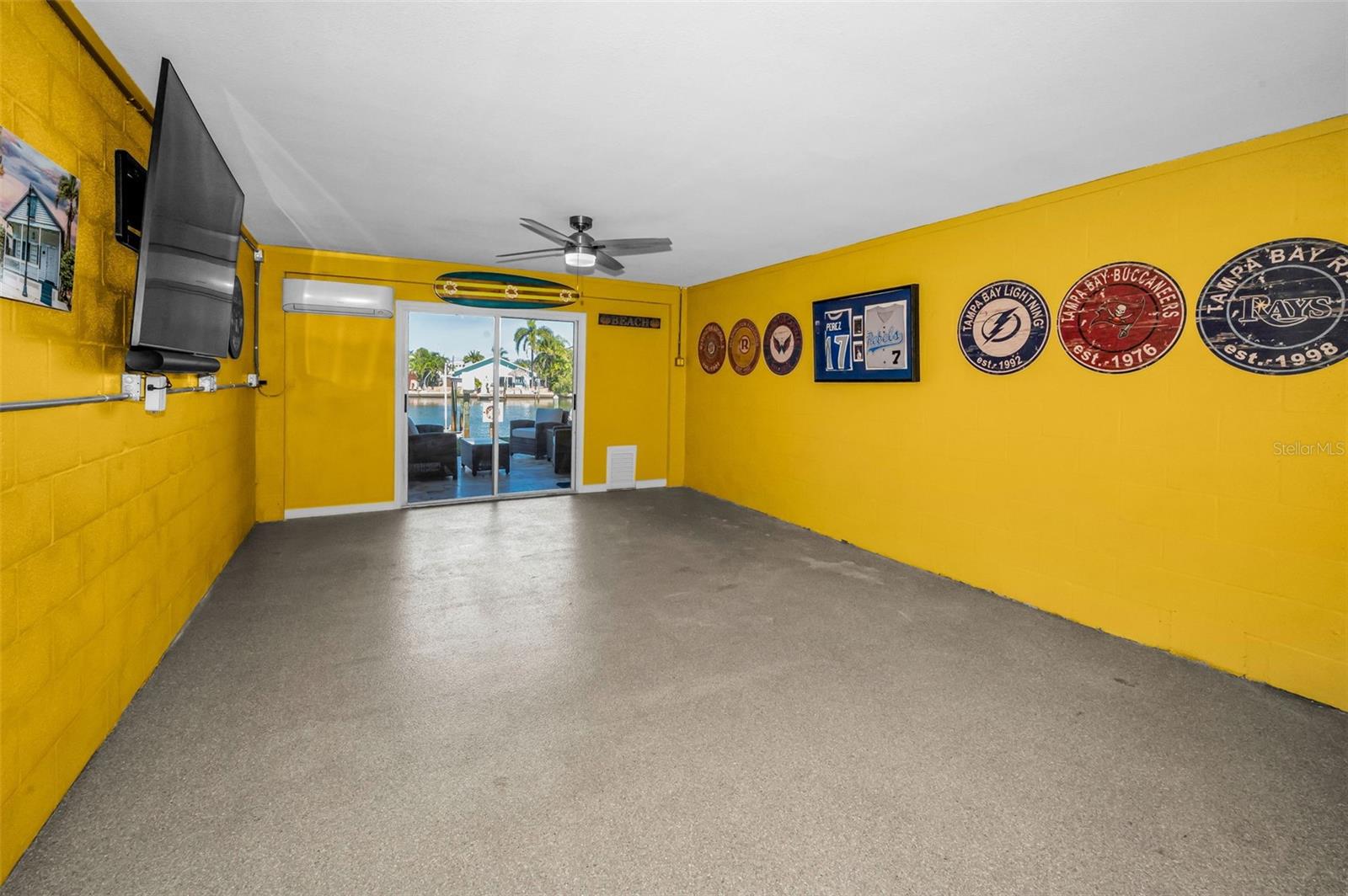 Oversized Garage perfect for the Car enthusiast, extra room for a Hobby room or extra storage