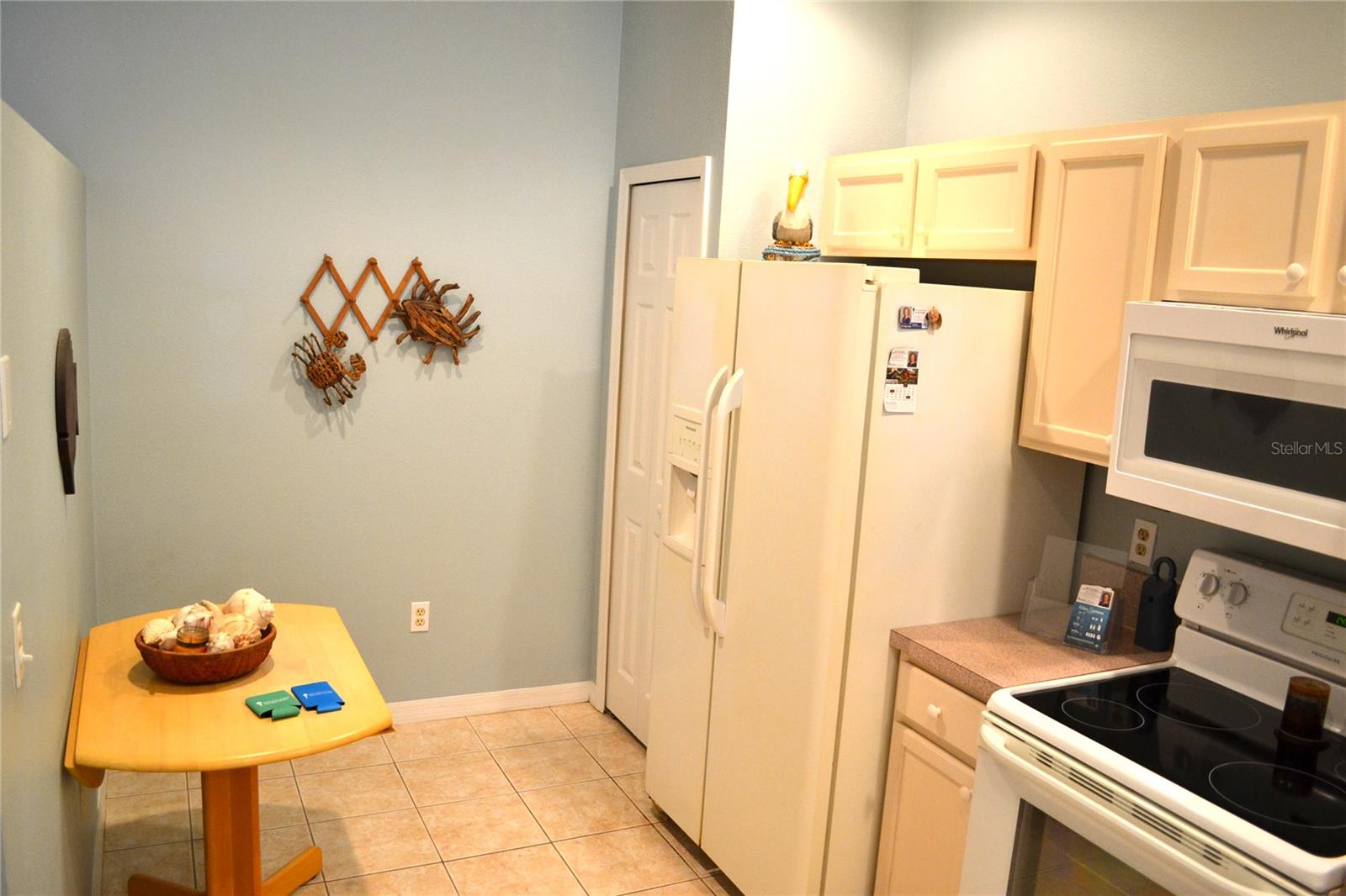 plenty of space in this eat-in kitchen