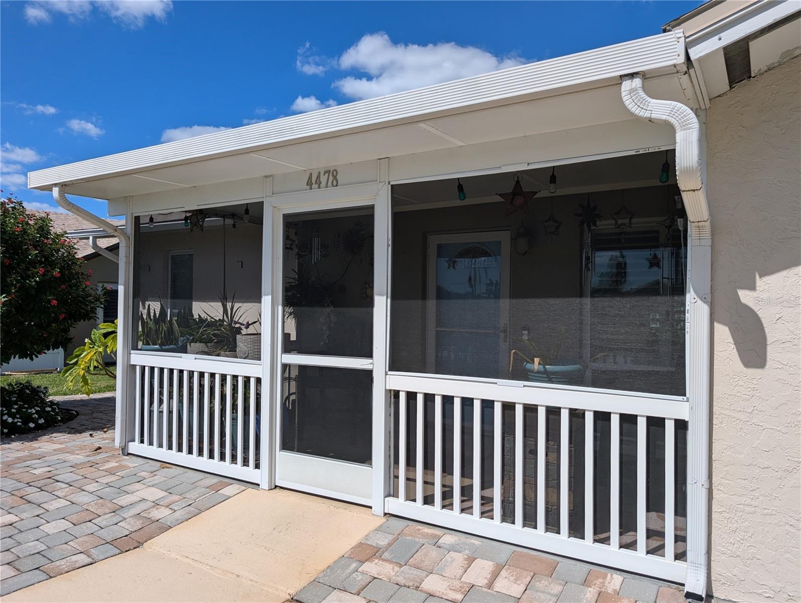 Relax & enjoy Gulf tropical breezes on the screened front porch.
