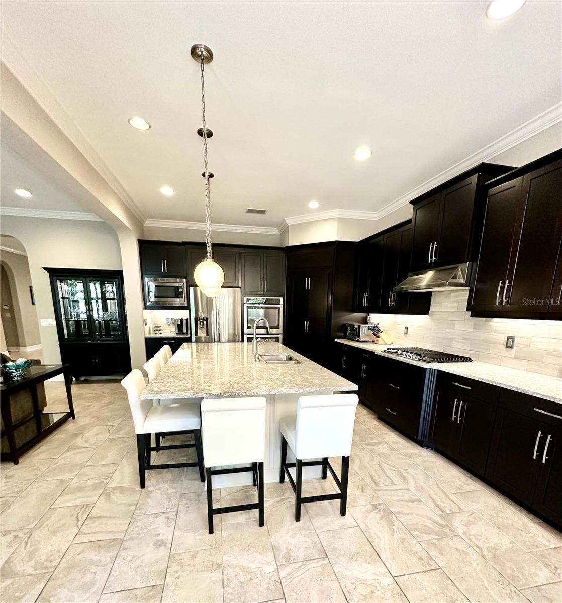 Kitchen: Island with Dishwasher, seating for 6
