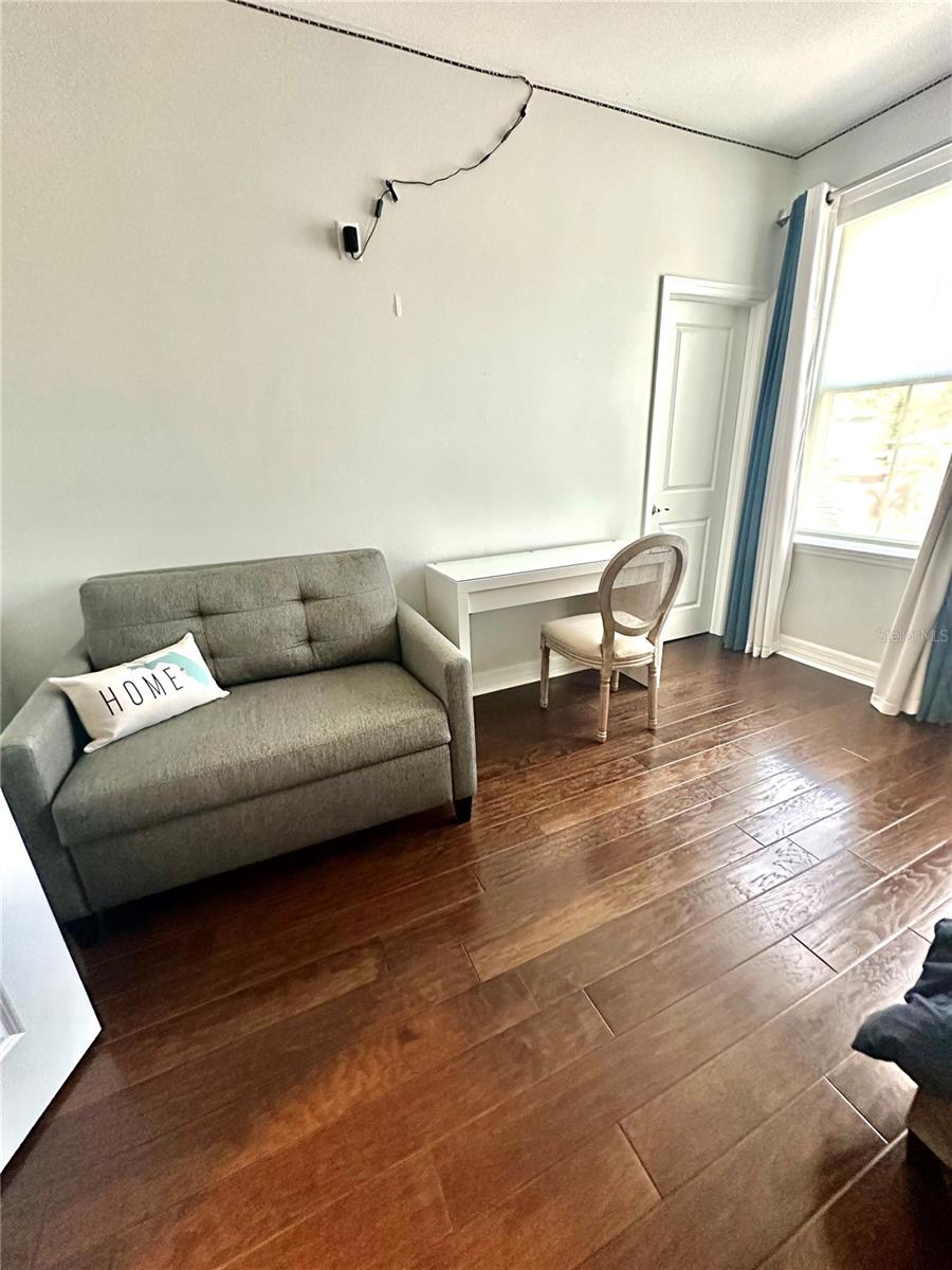 Bedroom 3 with Twin Bed pull out Chair & Desk/Vanity