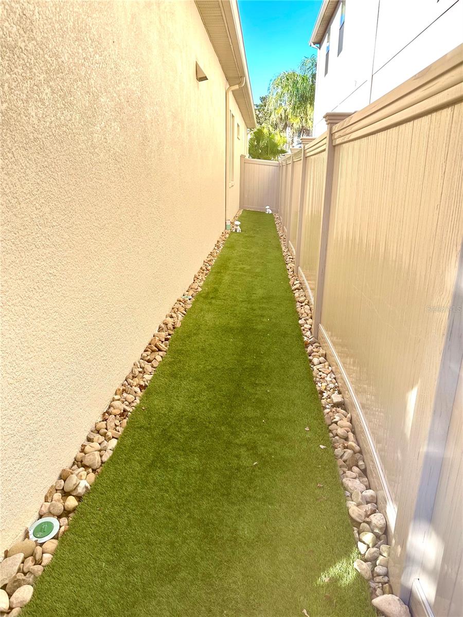 Lanai Dog Run with Turf