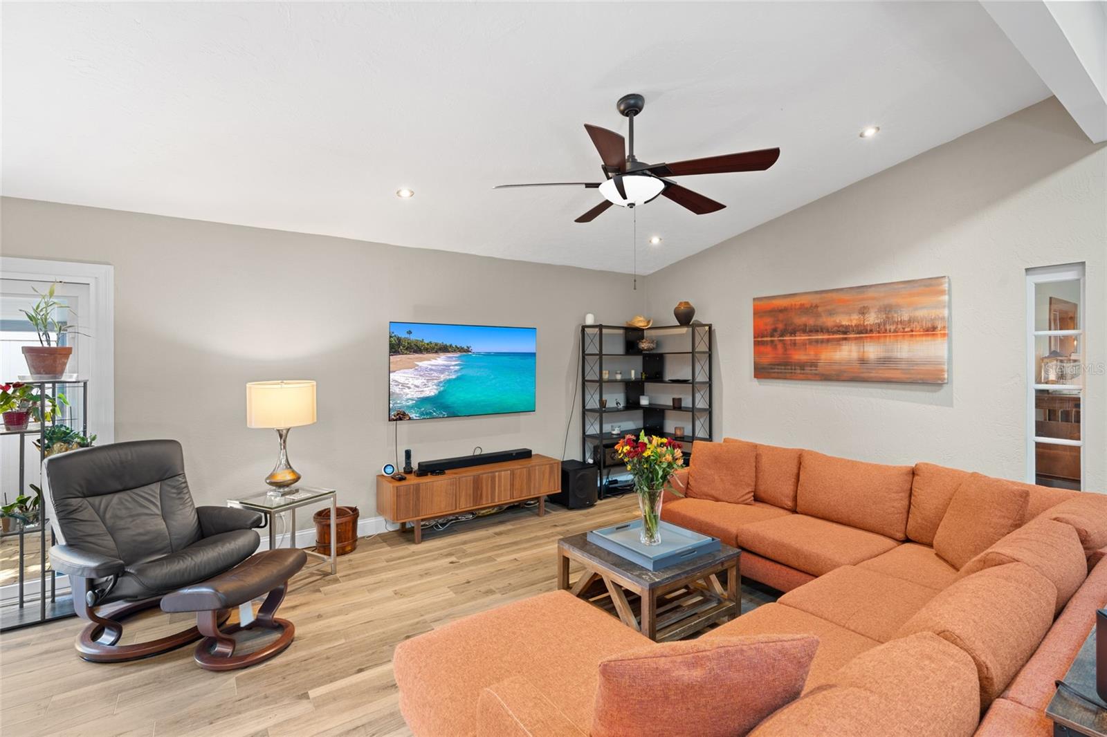 COZY LIVING/GREAT ROOM