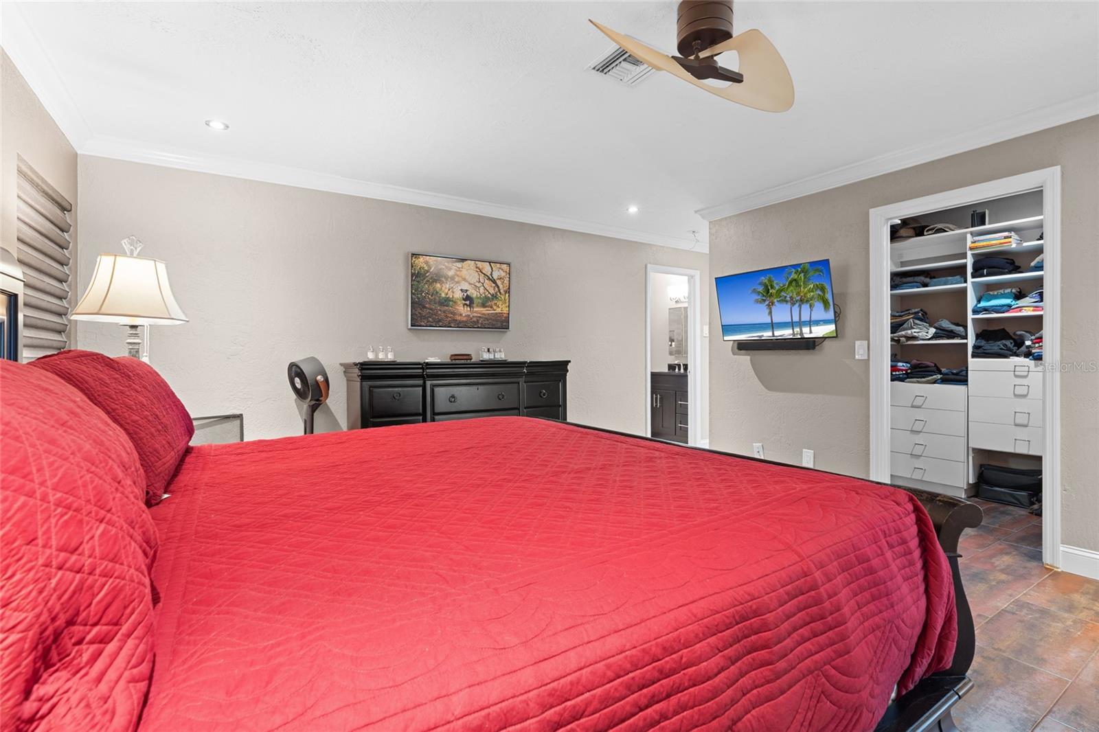 WALK IN CLOSET AND EN-SUITE