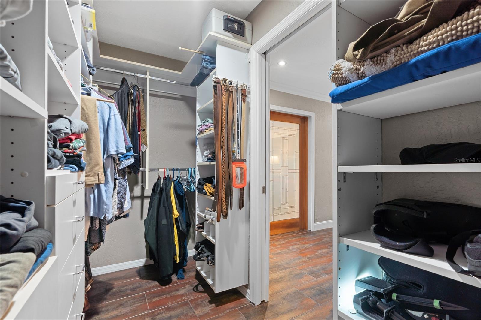 WALK IN CLOSET