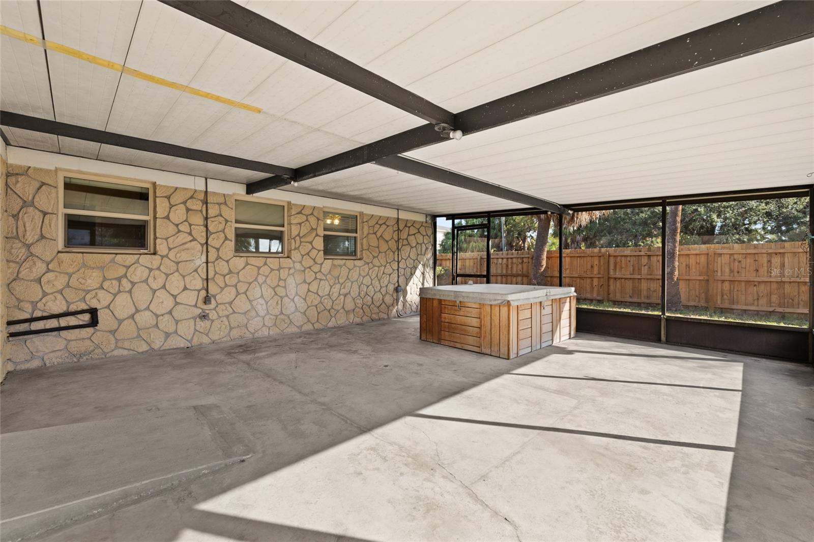 Large Screened in Lanai (Jacuzzi)