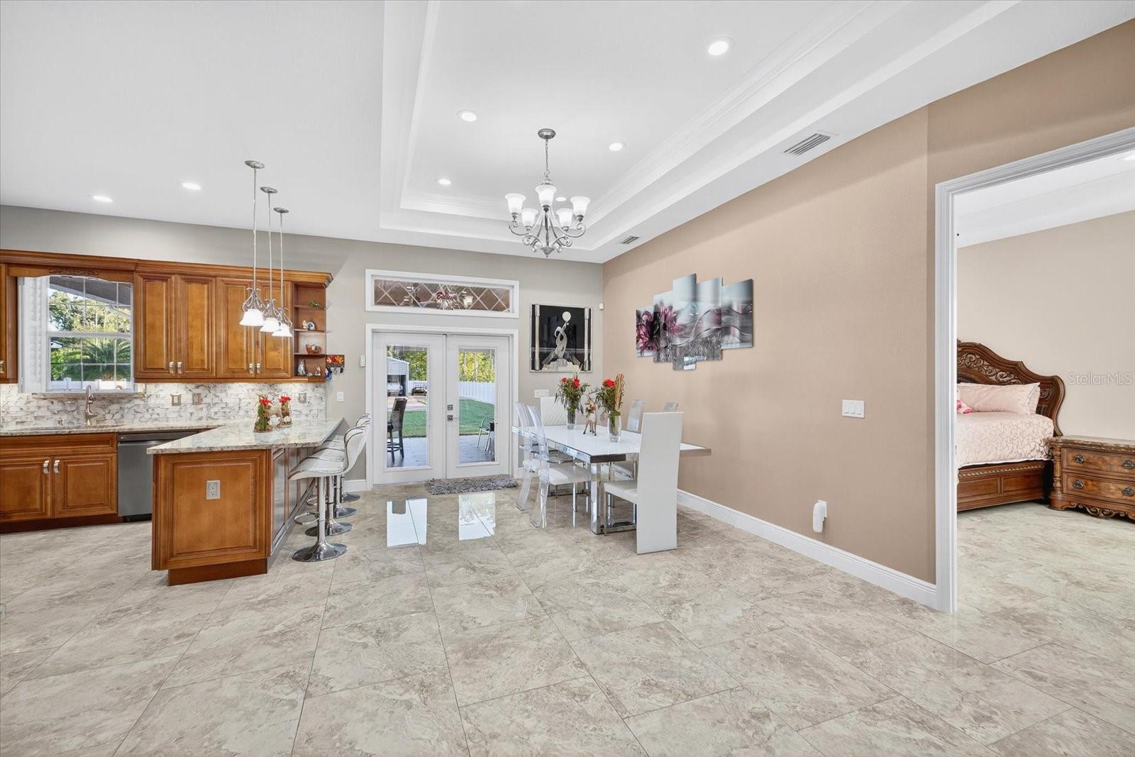 DINNINGROOM COMBO KITCHEN