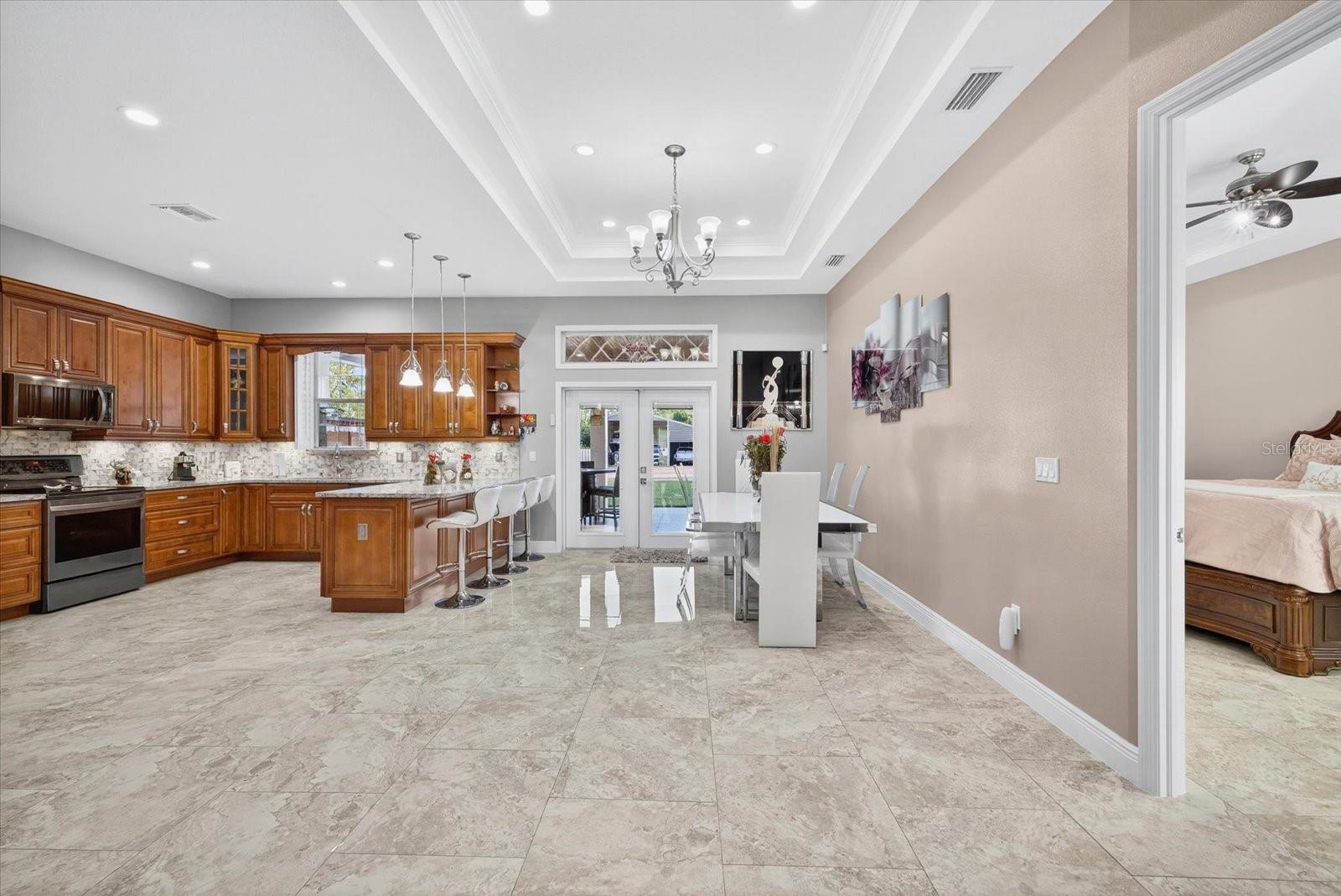 DINNINGROOM COMBO KITCHEN