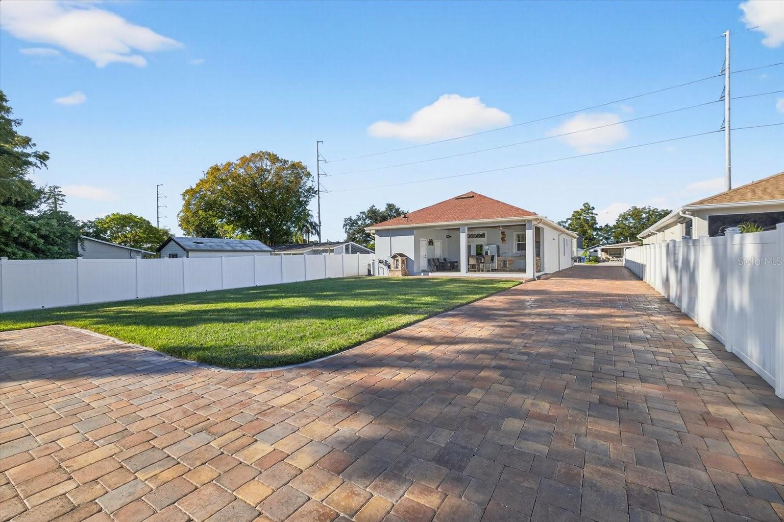 LEFT ACCESS TO THE BACKYARD