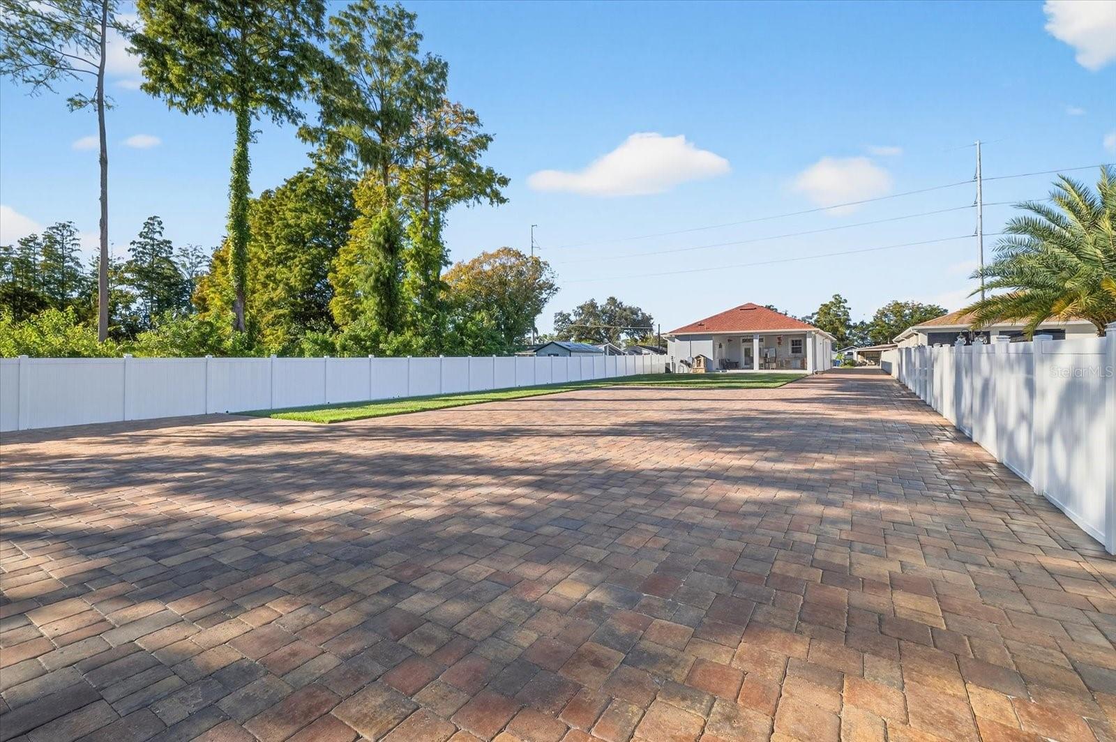 LEFT ACCESS TO THE BACKYARD