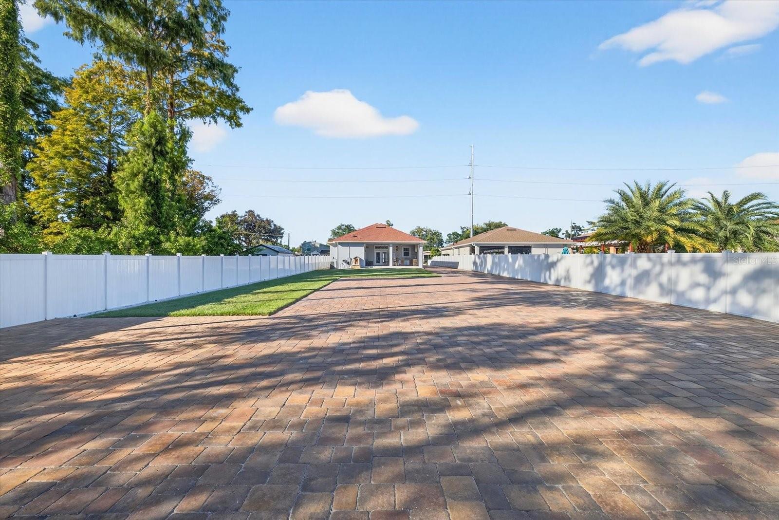 LEFT ACCESS TO THE BACKYARD