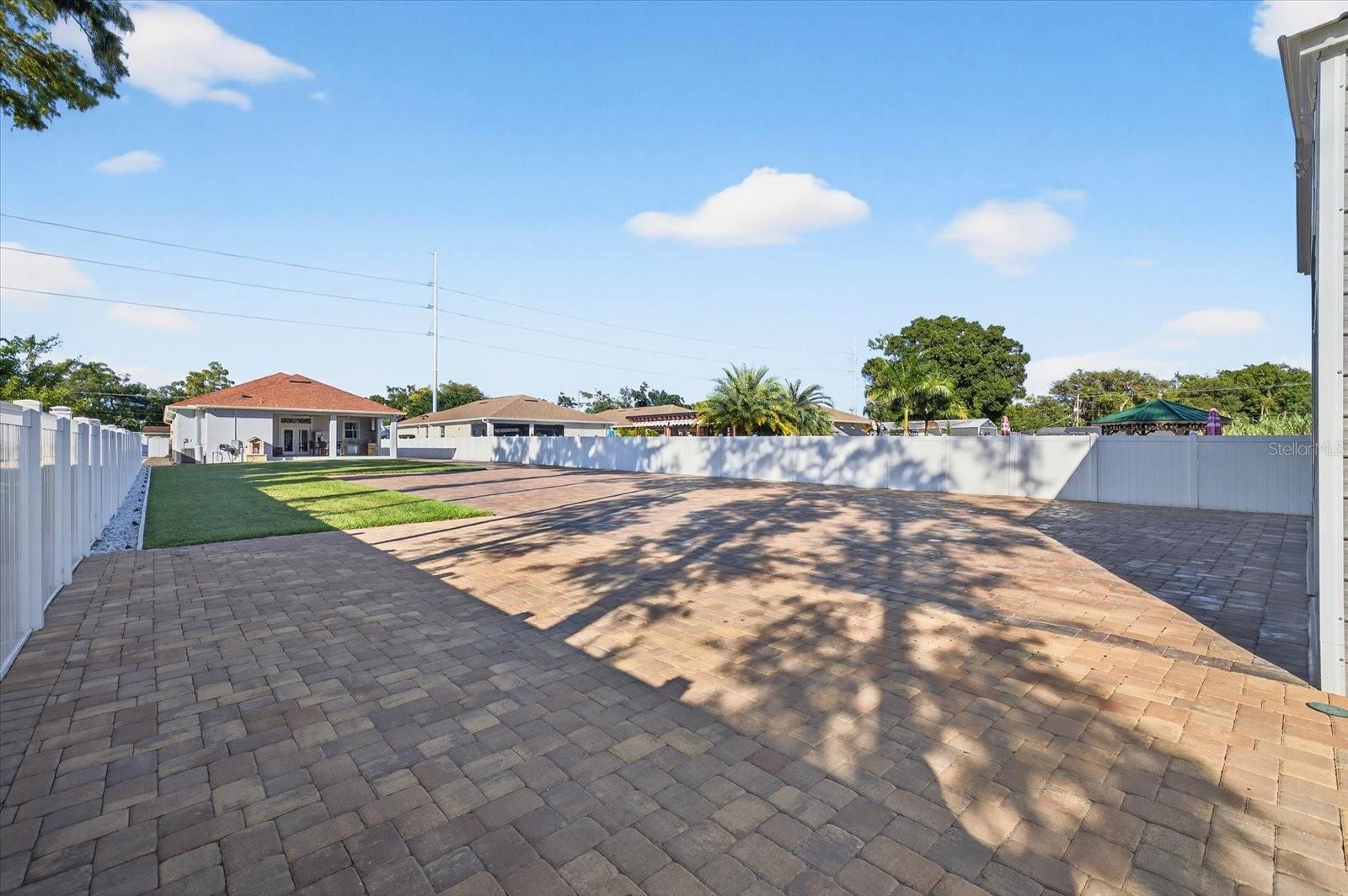 LEFT ACCESS TO THE BACKYARD