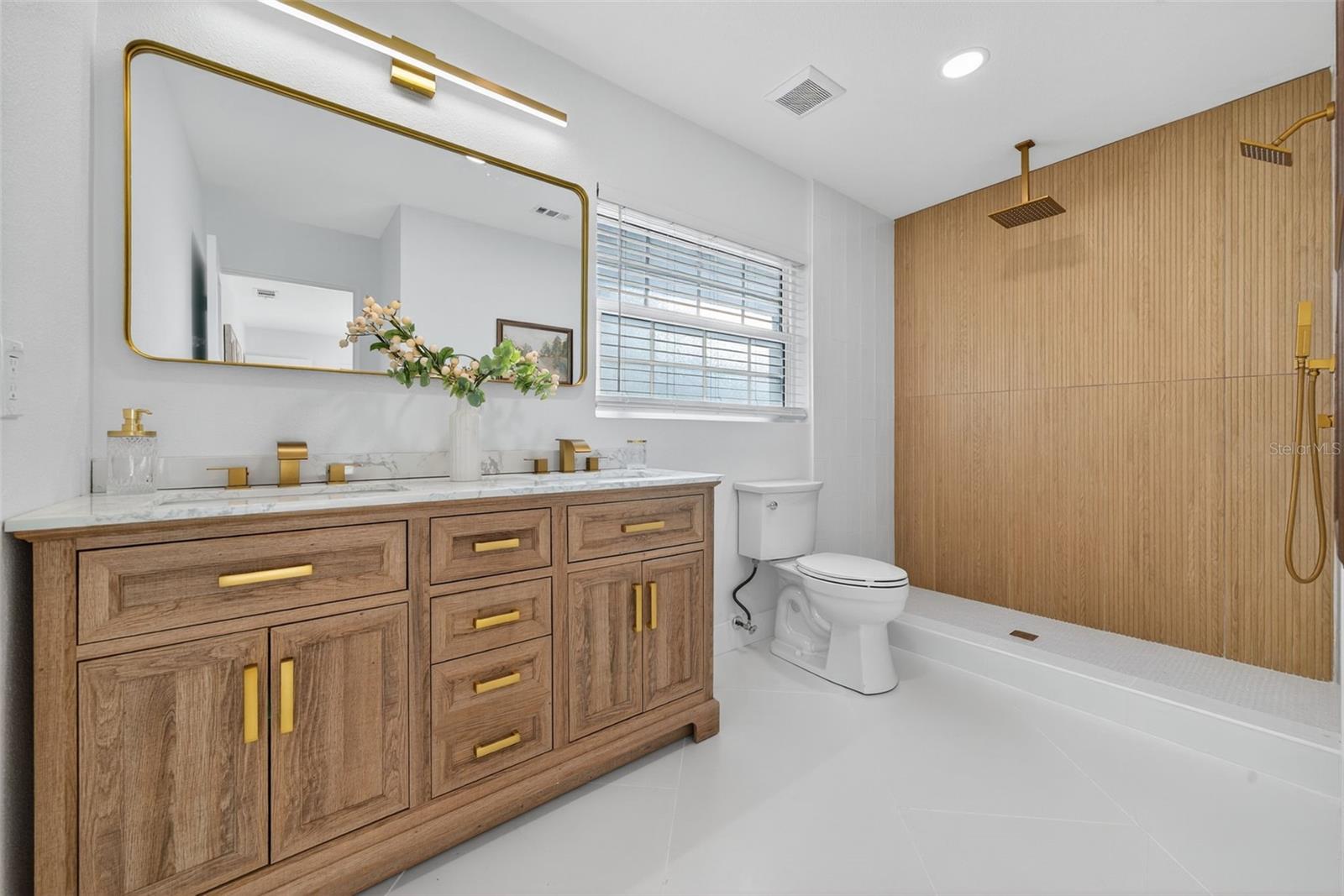 Primary En-Suite Bathroom