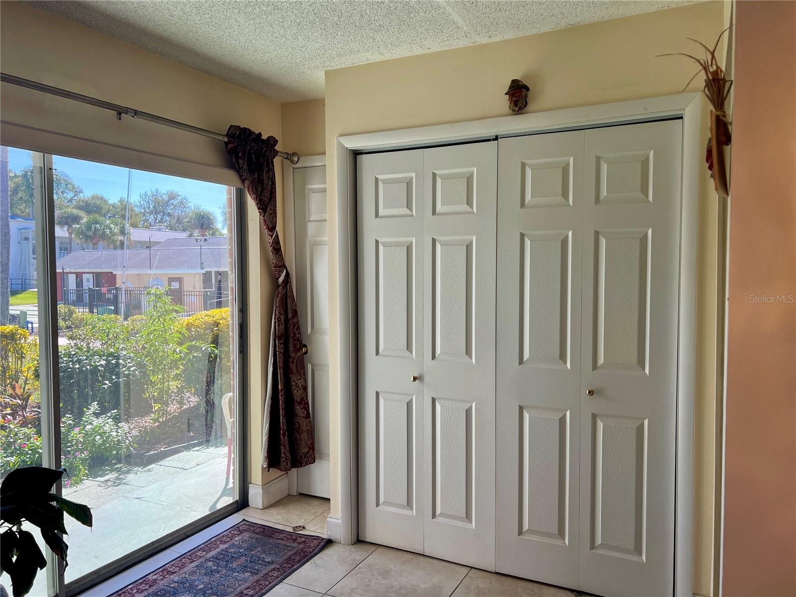 Laundry Closet Washer & Dryer Hookup