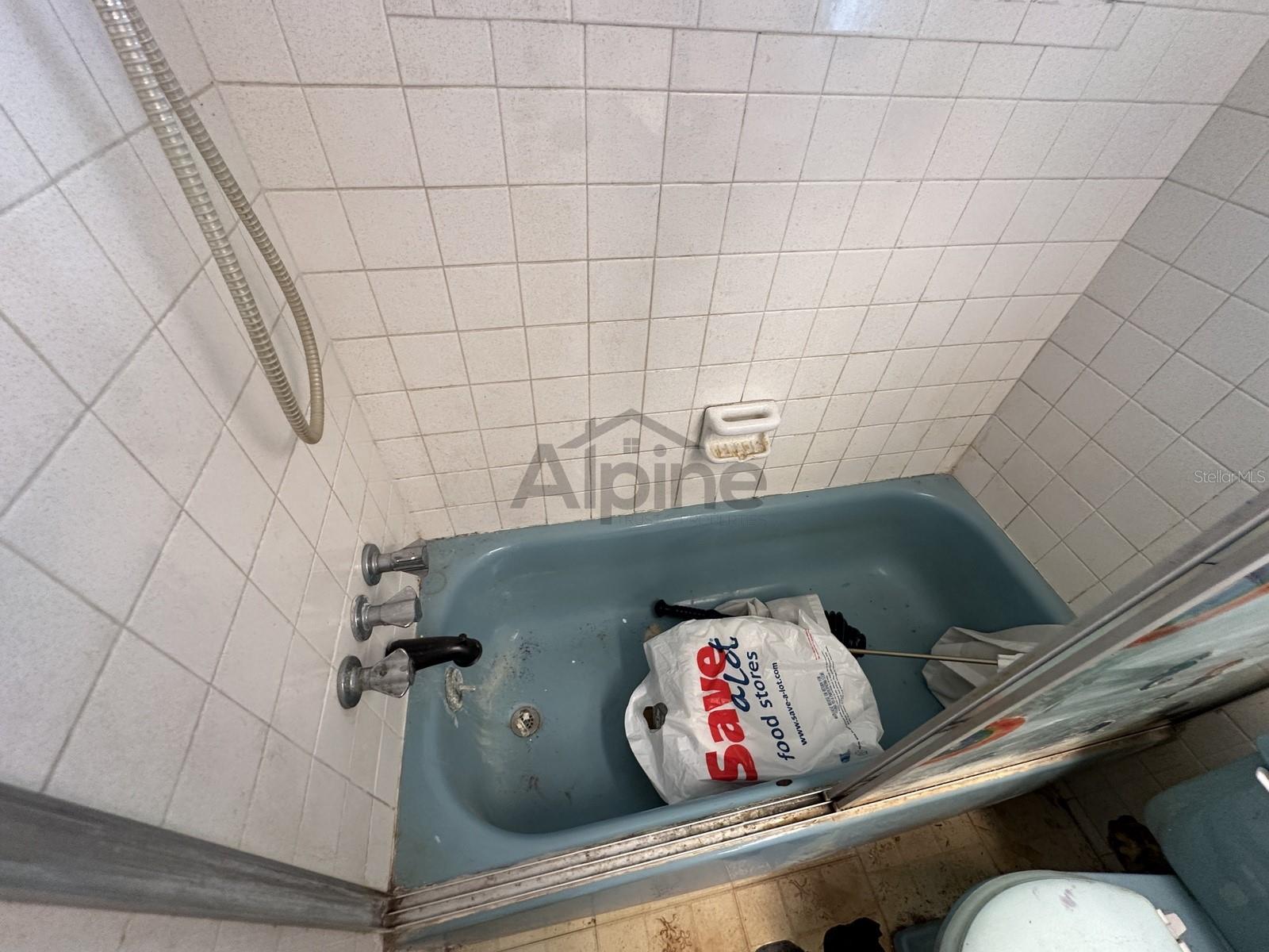 TB8439631