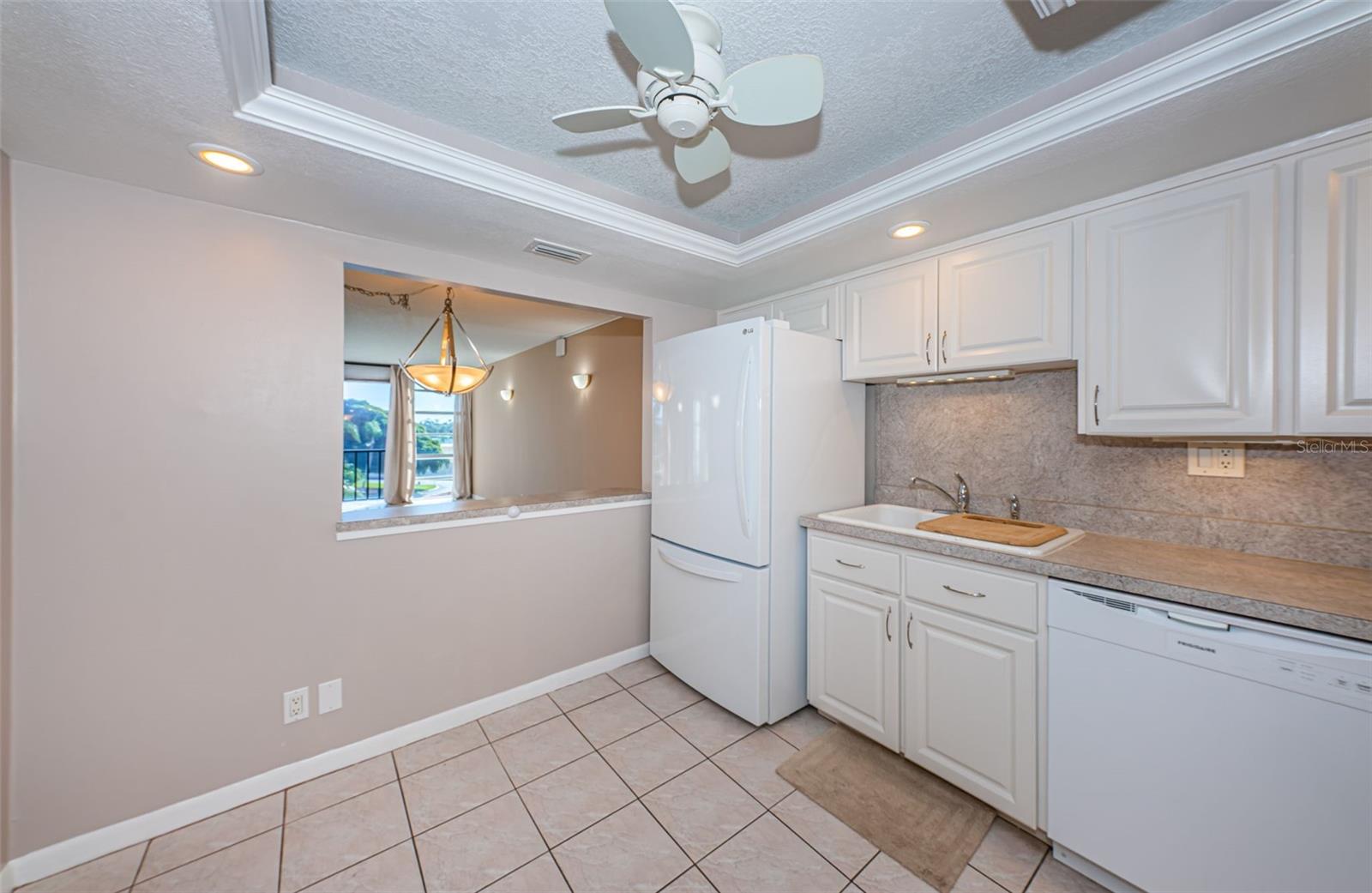 kitchen & breakfast bar