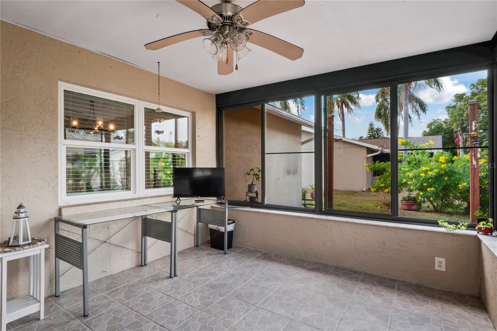 GLASS ENCLOSED LANAI