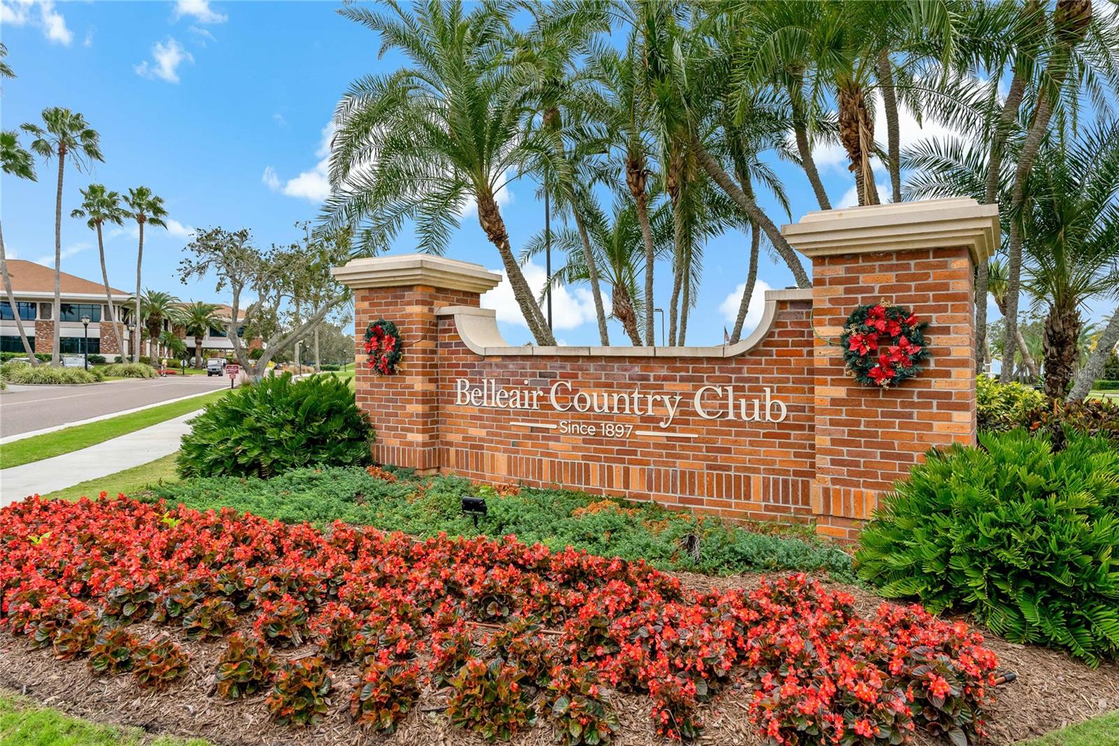 Lovely entry to this Country Club Commuity.  Memberships available.