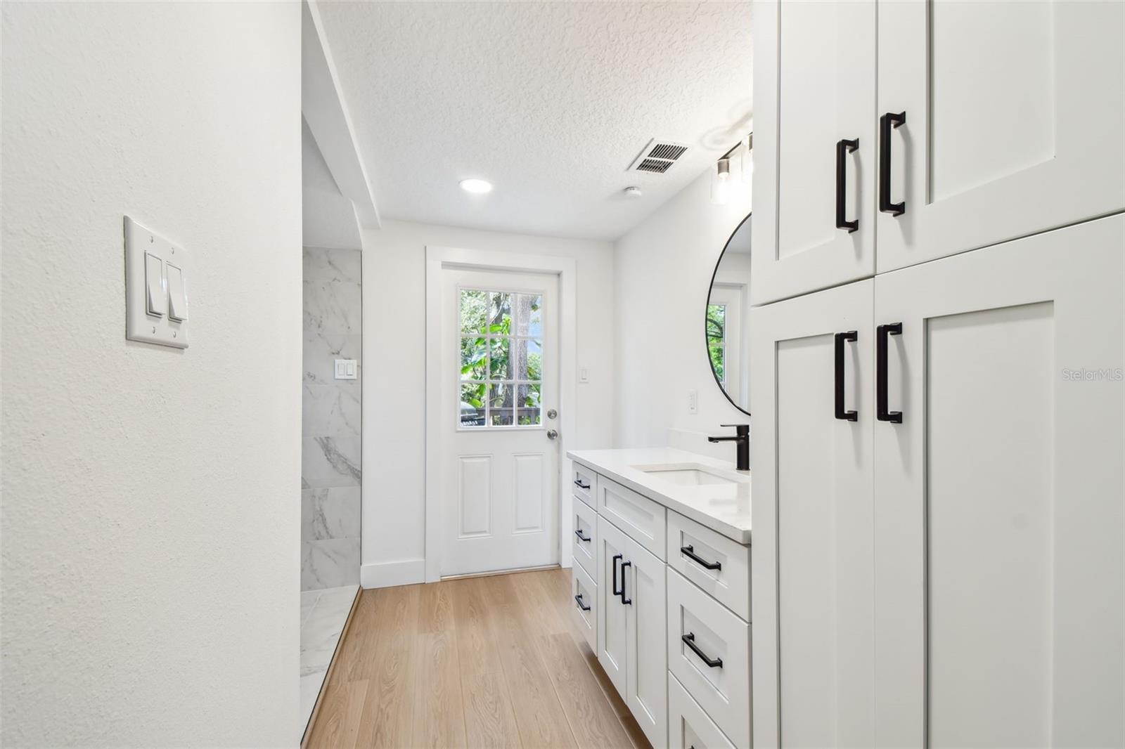 UPSTAIRS BATHROOM