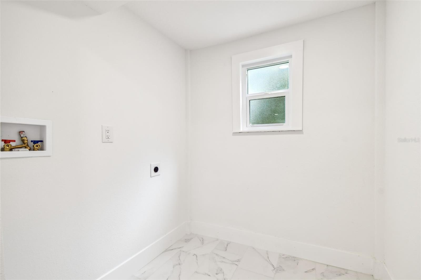 DOWNSTAIRS LAUNDRY ROOM